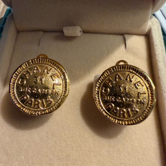 Vintage CHANEL 31 RUE CAMBON Round Gold Plated Earrings